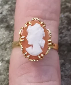 Bague de dame à motif camée en or 18 carats .